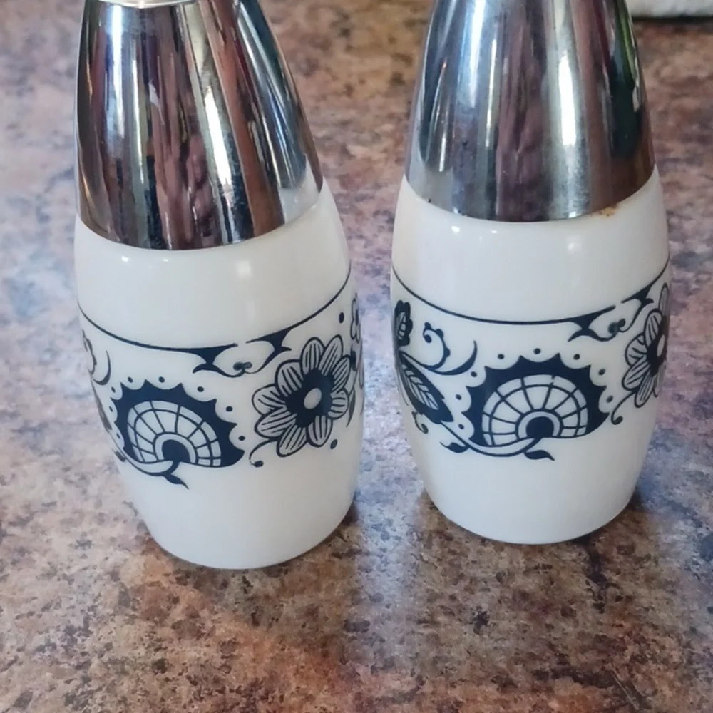 VINTAGE Fancy Floral Salt & Pepper Set